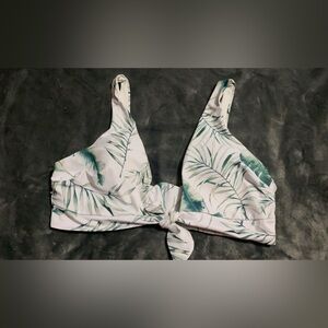 Never worn, bikini top size 2XL